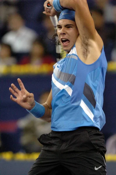 スペインのラファエルナダルは 2007 日上海テニスマスターズ カップの試合中にフランスのリシャールガスケと競います ラファエル ナダルを破ったリチャード Gasquet — ストック写真