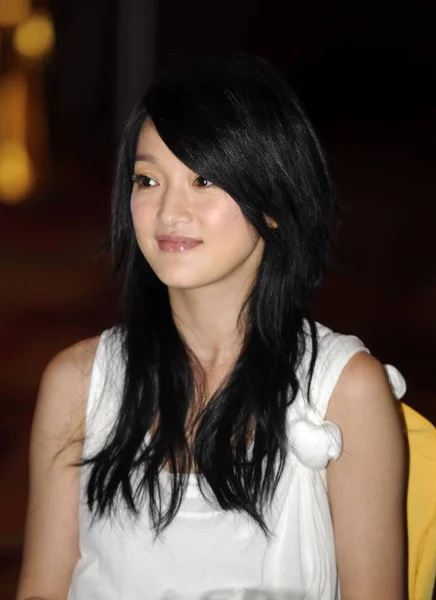 2008年10月8日 中国女星周迅在北京为她的新片 举行派对时摆姿势 — 图库照片