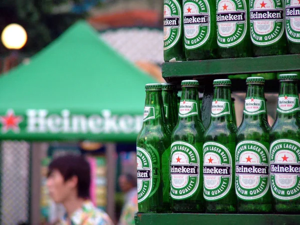 Transeuntes Chineses Passam Por Garrafas Cerveja Heineken Chengdu Sudoeste Província — Fotografia de Stock