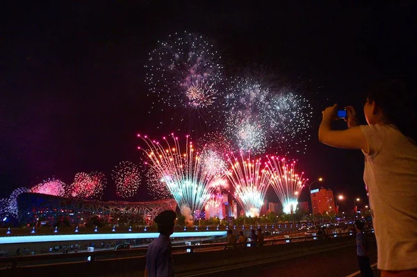 2008年8月2日 北京で開催された2008年北京オリンピックの開会式のリハーサル中に 国立競技場 鳥の巣 で花火が爆発するのを見る人々 — ストック写真