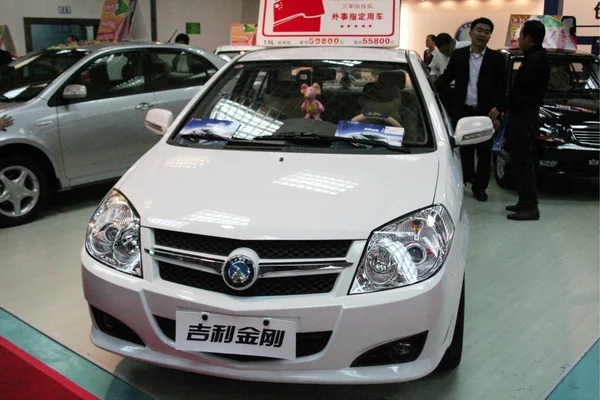 Los Visitantes Observan Geely King Kong Una Feria Automóviles Ciudad — Foto de Stock