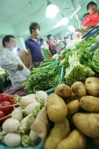 Clientes Comprando Verduras Mercado Shanghái Septiembre 2008 — Foto de Stock