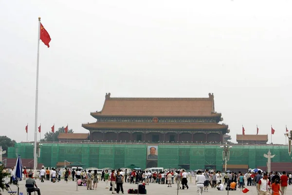 Toeristen Bezoeken Tiananmen Plein Als Tiananmen City Gate Tower Renovatie — Stockfoto