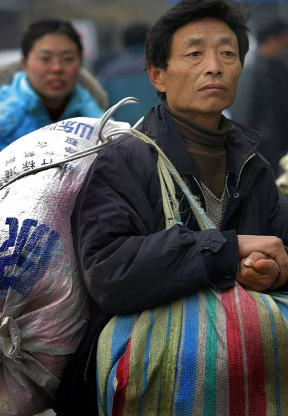 Trabajador Migrante Desempleado Cargando Equipaje Observa Estación Tren Nanjing Antes — Foto de Stock