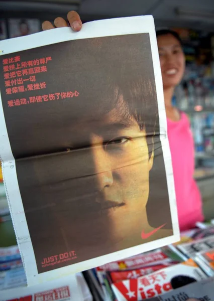 Proprietário Banca Jornais Chinês Mostra Jornal Com Anúncio Nike Com — Fotografia de Stock