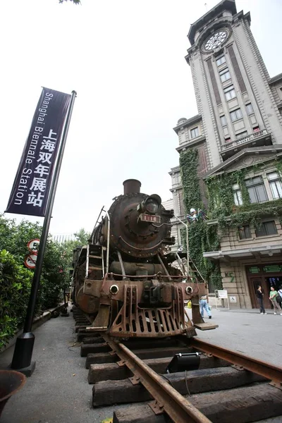 2008年9月11日 上海美術館で開催された上海ビエンナーレ2008の上海ビエンナーレ期間中 中国人アーティスト シジアンによる エクスプレストレイン という蒸気機関車の展示 — ストック写真