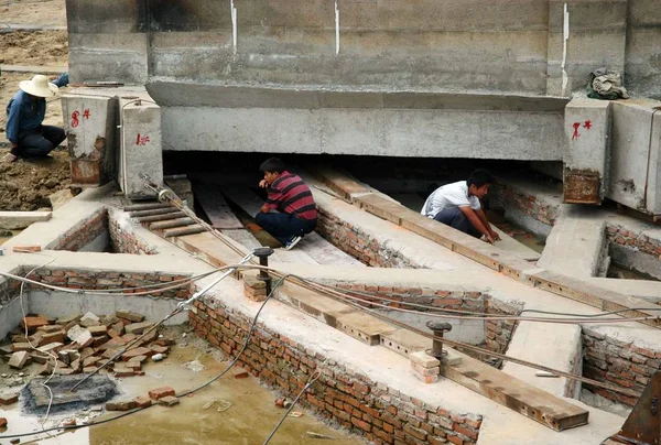 Chinesische Arbeiter Bereiten Sich Auf Die Rotation Des Pfarrhauses Der — Stockfoto