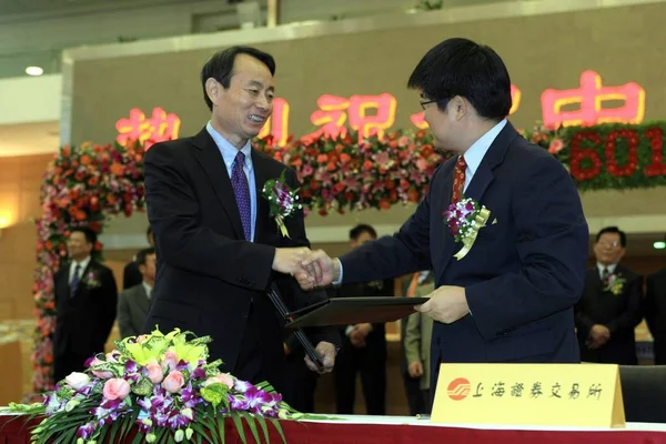 Jiang Jiemin Left Chairman Petrochina Company Limited Shakes Hands Zhu — Stock Photo, Image