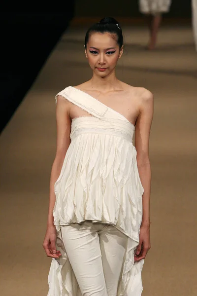 モデルは中国ファッション週 2009 年北京で 2008 日の間に中国デザイナー李暁で最新のファッションをパレードします — ストック写真