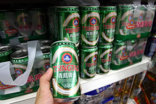 Latas Cerveza Tsingtao Ven Para Venta Supermercado Beijing China Septiembre — Foto de Stock