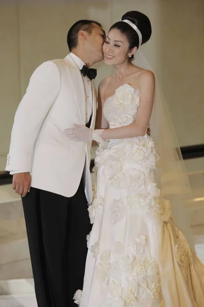 Hong Kong Singer Actress Kelly Chen Kissed Her Husband Alex — Stock Photo, Image