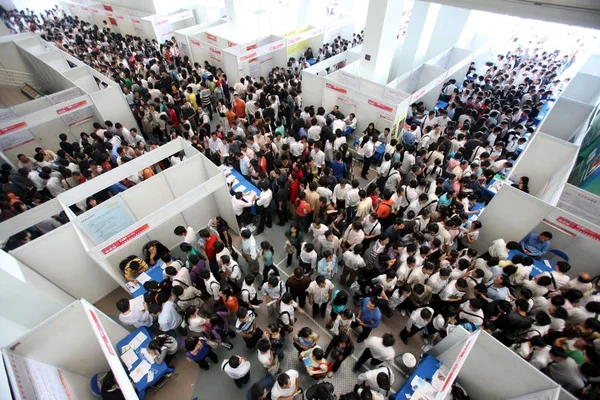 Multidões Candidatos Emprego Procuram Emprego Uma Feira Emprego Xangai China — Fotografia de Stock