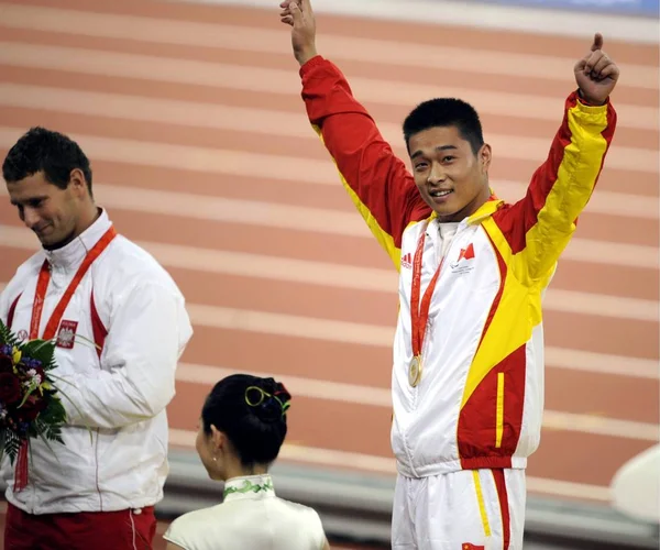 Chinas Guo Wei Fejrer Efter Have Vundet Guldmedalje Herre Javelin - Stock-foto