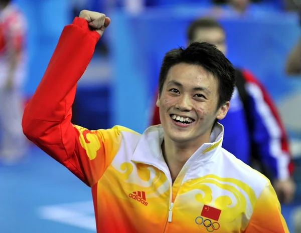 Chinas Chunlong Celebrates Winning Gold Medal Mens Trampoline Beijing 2008 — Stock Photo, Image