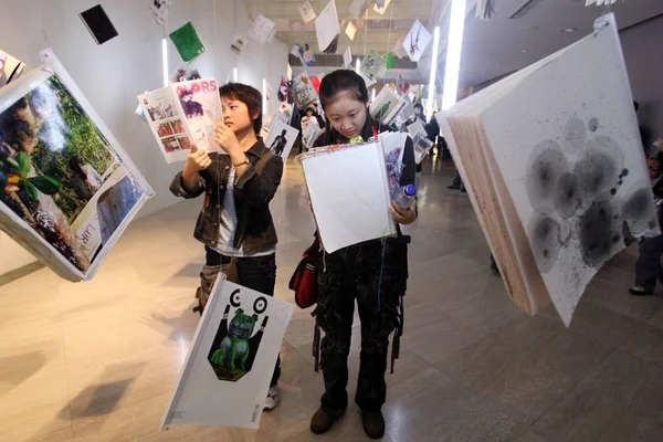 Visitantes Olham Para Revistas Durante Uma Exposição Realizada Pelo Pompidou — Fotografia de Stock
