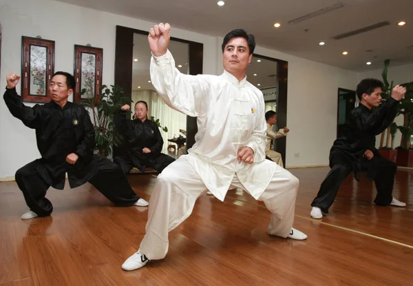 中国太極拳マスター黄城中 白で彼の学生を教えているシャドー ボクシング 上海で彼の太一のセンターで 2007 — ストック写真