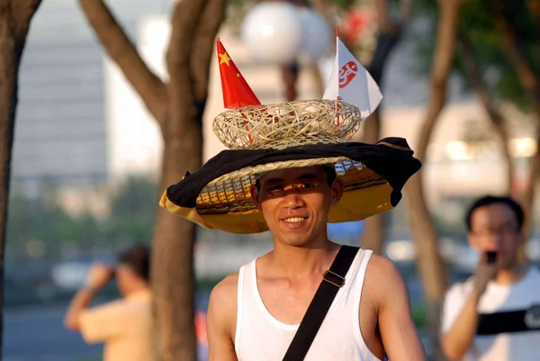 Hombre Chino Con Sombrero Forma Del Estadio Nacional Conocido Como — Foto de Stock