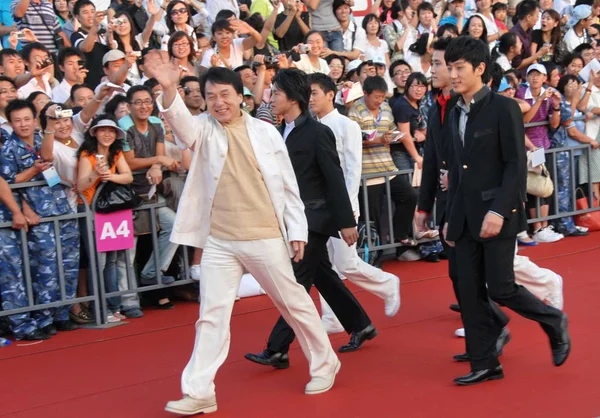 Kungfu Hollywoodská Hvězda Jackie Chan Pozdraví Diváky Červeném Koberci Před — Stock fotografie