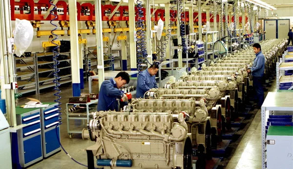 Trabajadores Chinos Fábrica Cuello Azul Ensamblan Motores Planta Weichai Power —  Fotos de Stock