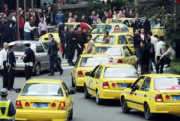 Taksiler Chongqing Bir Sokak Boyunca Park Edilmiş Görülür Kasım 2008 — Stok fotoğraf