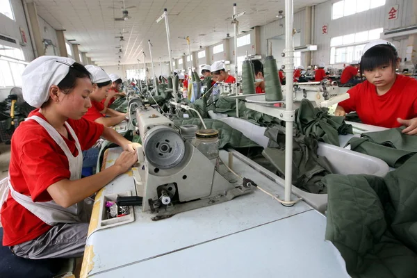 Bestand Vrouwelijke Chinese Fabrieksarbeiders Vervaardigen Kleding Worden Geëxporteerd Naar Verenigde — Stockfoto