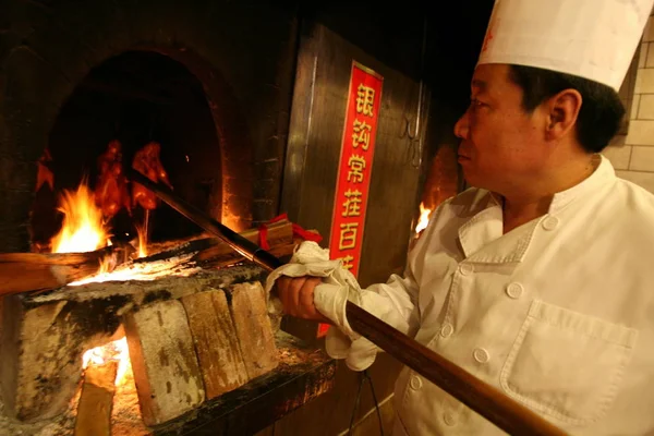 Chiński Kucharz Pieczeni Kaczki Kuchni Restauracji Quanjude Pieczone Duck Pekinie — Zdjęcie stockowe