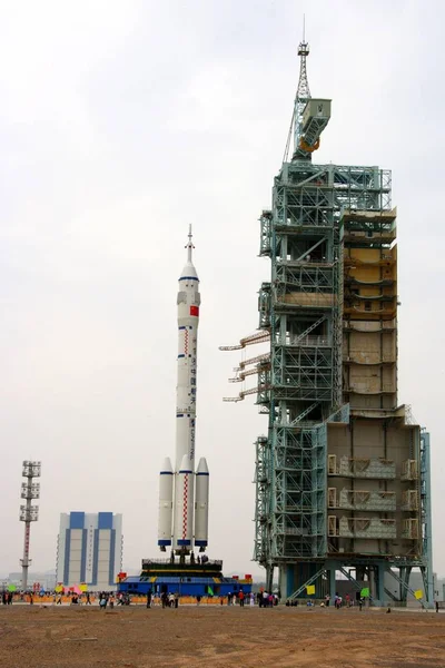 Chinesische Luftfahrtexperten Und Arbeiter Bewegen Einen Langen Marsch Weltraumrakete Mit — Stockfoto