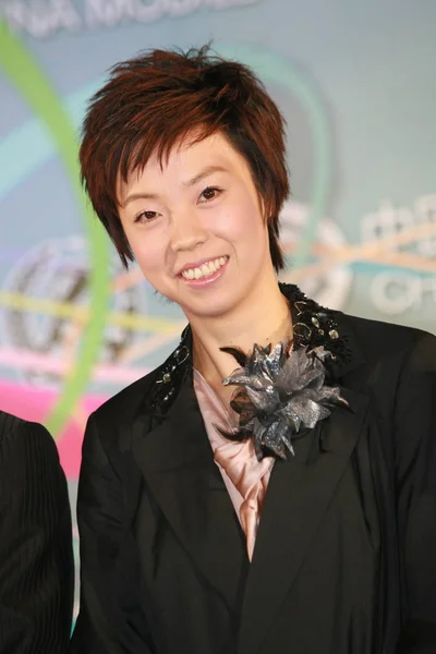 2008年11月21日 中国乒乓球奥运冠军张艺宁在北京举行的2008年中国十大受益奖颁奖仪式前 在红毯上摆姿势 — 图库照片