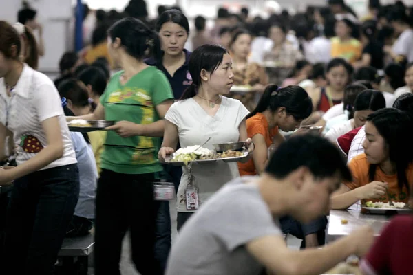 Multidões Trabalhadores Fábricas Chinesas Jantam Uma Cantina Fábrica Calçados Yue — Fotografia de Stock