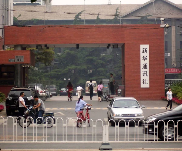 2008年6月15日 北京の新華社通信の本部を通り過ぎる中国の市民 — ストック写真