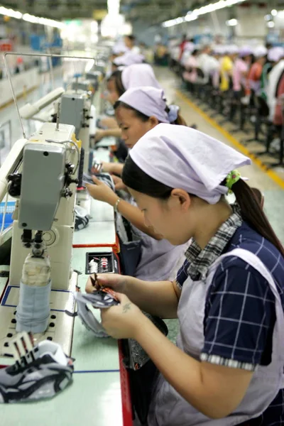 Čínských Továrních Dělníků Aby Boty Adidas Továrně Yue Yuen Průmyslových — Stock fotografie
