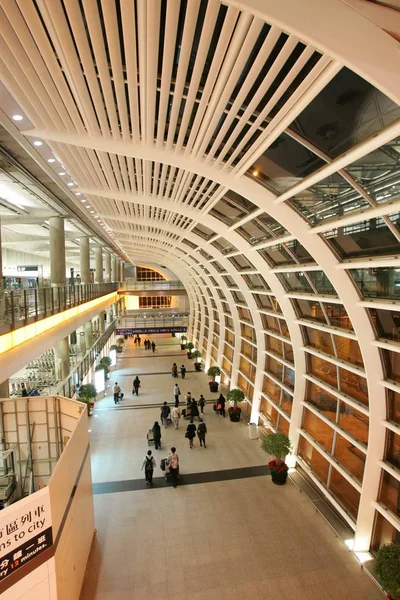 香港国際空港のターミナルの内部 2008年2月20日 — ストック写真