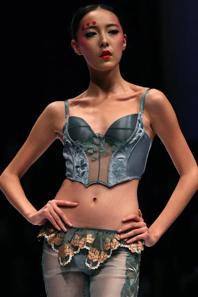 Ordifen 革新的な設計のためのコンテスト中国下着要素 2008 北京で中国ファッション ウィーク 2008 の開会式も 2008 日の間に中国の若いデザイナーによるランジェリー ファッションで最新モデルのパレード — ストック写真