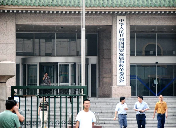 Κινέζοι Περπατούν Πέρα Από Κεντρικά Γραφεία Και Την Έδρα Της — Φωτογραφία Αρχείου