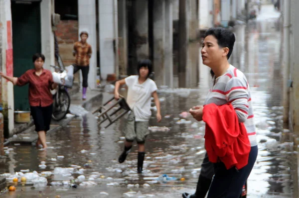 Local Chinese Citizens Walk Flooded Street Pumiao Town Yongning County — Stock Photo, Image