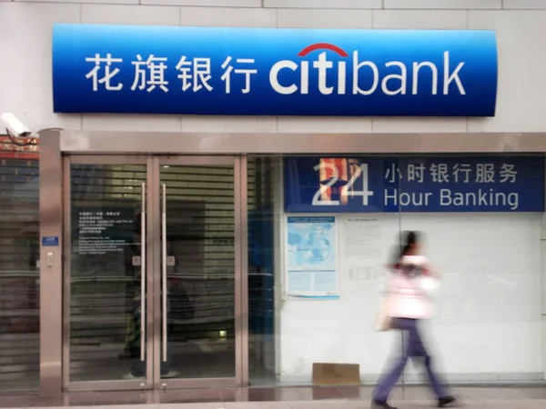Una Mujer Pasa Por Una Sucursal Citibank Beijing China Octubre — Foto de Stock