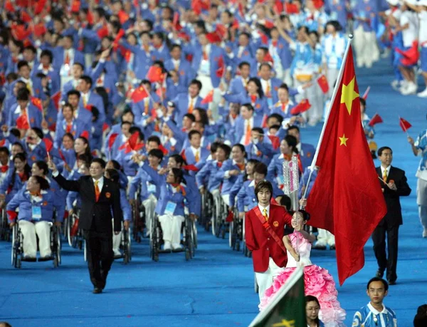2008年9月6日 星期六 中国北京国家体育场 中国旗手王晓福和中国运动员在国家体育场参加北京2008年残奥会开幕式 — 图库照片