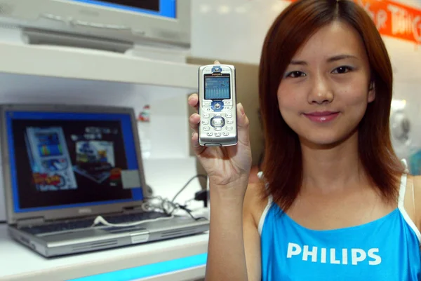 Chinese Showgirl Displays Philips Mobile Phone Promotional Event Beijing 2006 — Stock Photo, Image