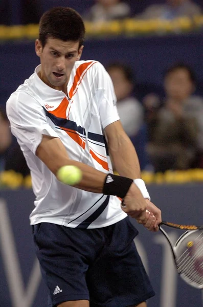 セルビアのジョコビッチは 2007 日上海テニスマスターズ カップの試合中にスペインのダビド フェレールと競います ダビド フェレールを破ったジョコビッチ — ストック写真