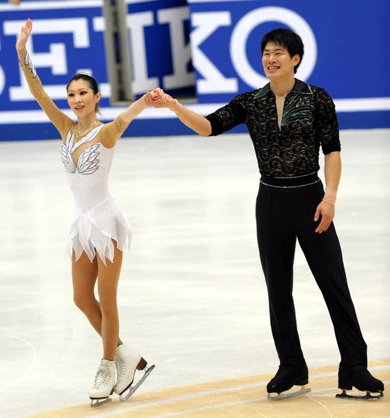 ショート プログラム中に左 張昊中国の実行中に Isu グランド グランプリのフィギュア スケート 2008年 2009 年北京 — ストック写真
