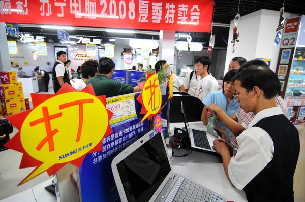 Kunder Som Handlar För Bärbara Datorer Suning Rabatt Butik Peking — Stockfoto