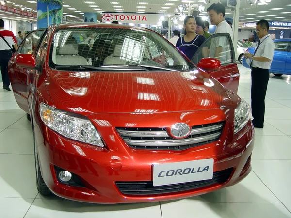 Látogatók Nézd Meg Toyota Corolla Egy Autó Show Ban Haikou — Stock Fotó