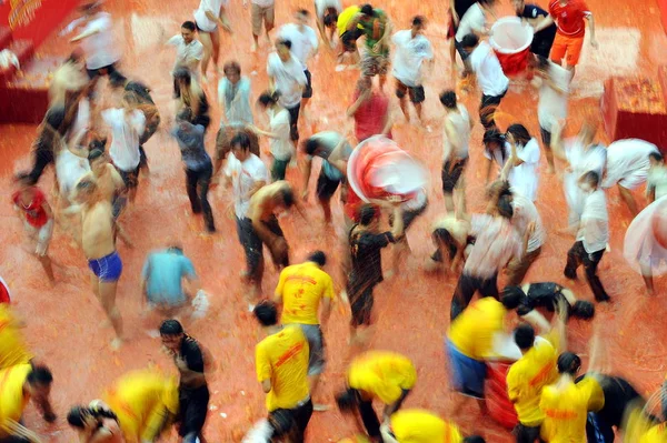 中国の若者は 2008年10月19日 日曜日 中国南部広東省東莞市のサウスチャイナモールで第2回サウスチャイナモールトマトフェスティバルを祝うためにトマトの戦いの間にトマトを投げます — ストック写真