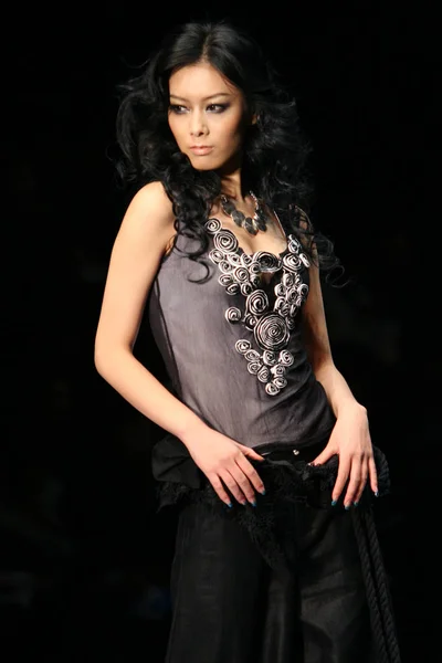 Una Modella Sfila Ultima Moda Dello Stilista Cinese Chen Feier — Foto Stock