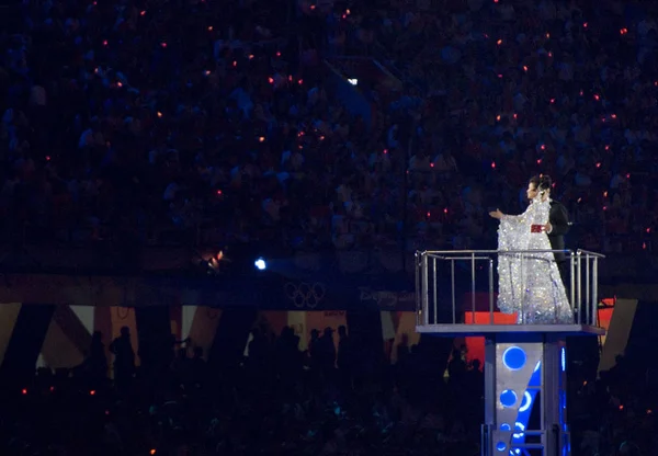 スペインのテナープラチドドミンゴと中国のソプラノの歌 Zuying 鳥の巣として知られている国立競技場で北京2008オリンピックの閉会式の間に実行します 北京で 日曜日 月2008 — ストック写真