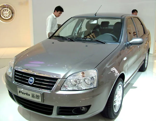 Chinese Bezoekers Kijken Naar Een Fiat Perla Tijdens Auto Shanghai — Stockfoto