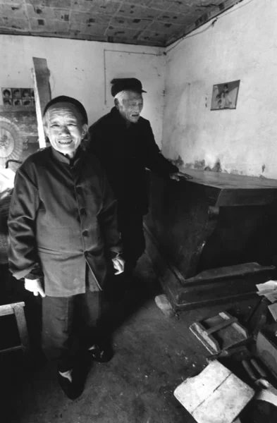Egy Idős Kínai Ács Pár Közel Áll Kopin Tették Házuk — Stock Fotó