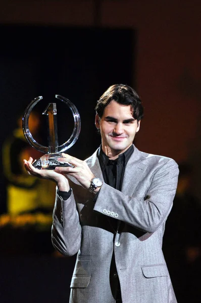 Roger Federer Švýcarsku Drží Trofej Pro Konečnou Úpravu Sezóny Žebříčků — Stock fotografie