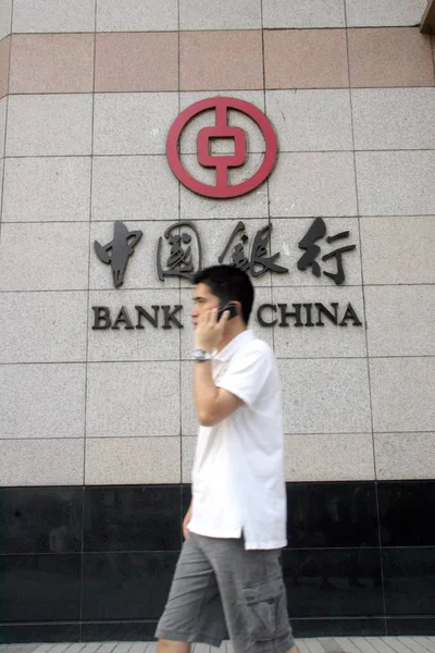 Homem Chinês Passa Por Uma Filial Banco China Boc Xangai — Fotografia de Stock