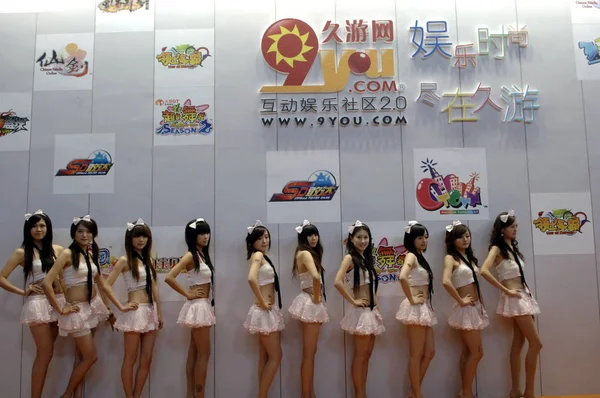 Китайские Модели Позируют Стенде 9You Com Время China International Digital — стоковое фото